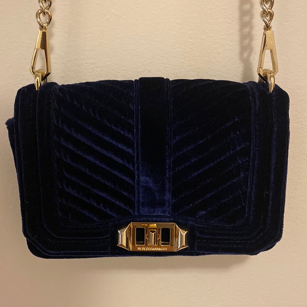 Blue velvet crossbody with gold chain